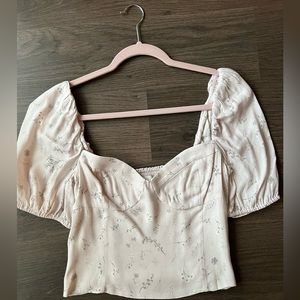 Aritzia cropped blouse with puff sleeves. Pink with flowers. Wilfred. Size M
